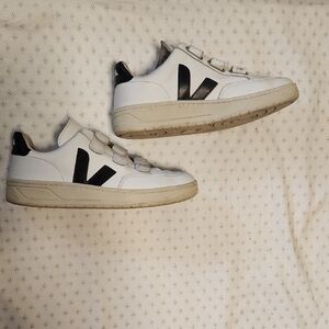 Veja Reciefe V-lock White & Black Sneakers size 6 womens